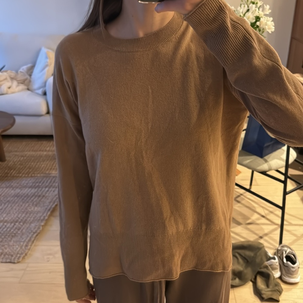 Theory camel cashmere sweater - size P
